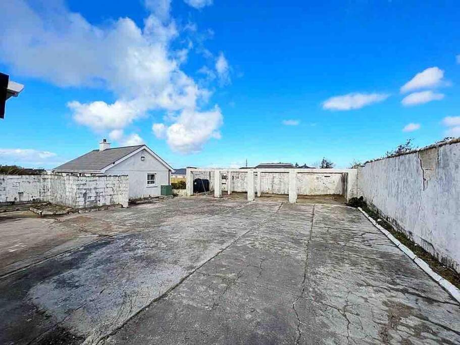 Mcbride'S Bungalow, Chapel Road Dungloe ドネゴール エクステリア 写真