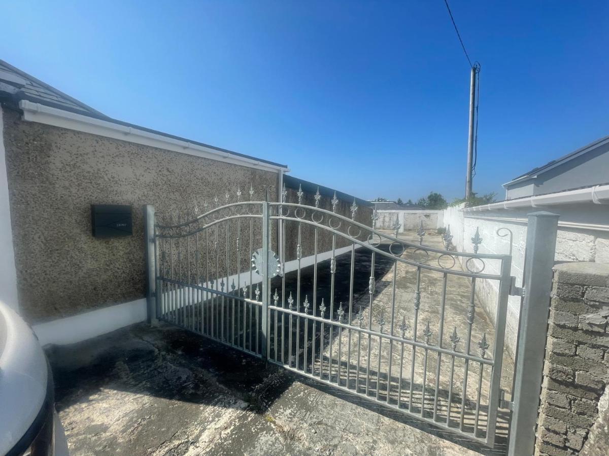 Mcbride'S Bungalow, Chapel Road Dungloe ドネゴール エクステリア 写真